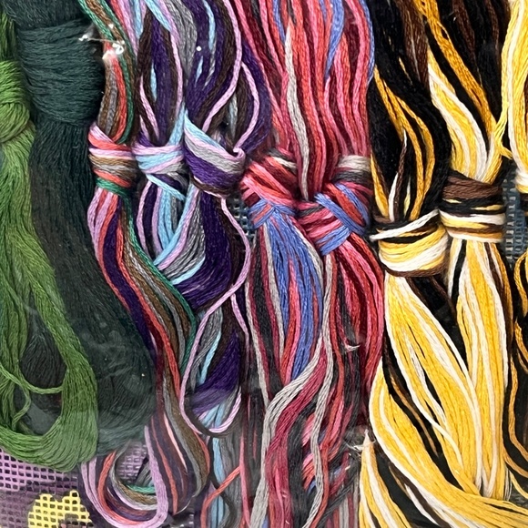 Tapestry Pansies and Cats 90’s Needlepoint Kit 30874 Candamar Designs 14" x 14" - Picture 6 of 9